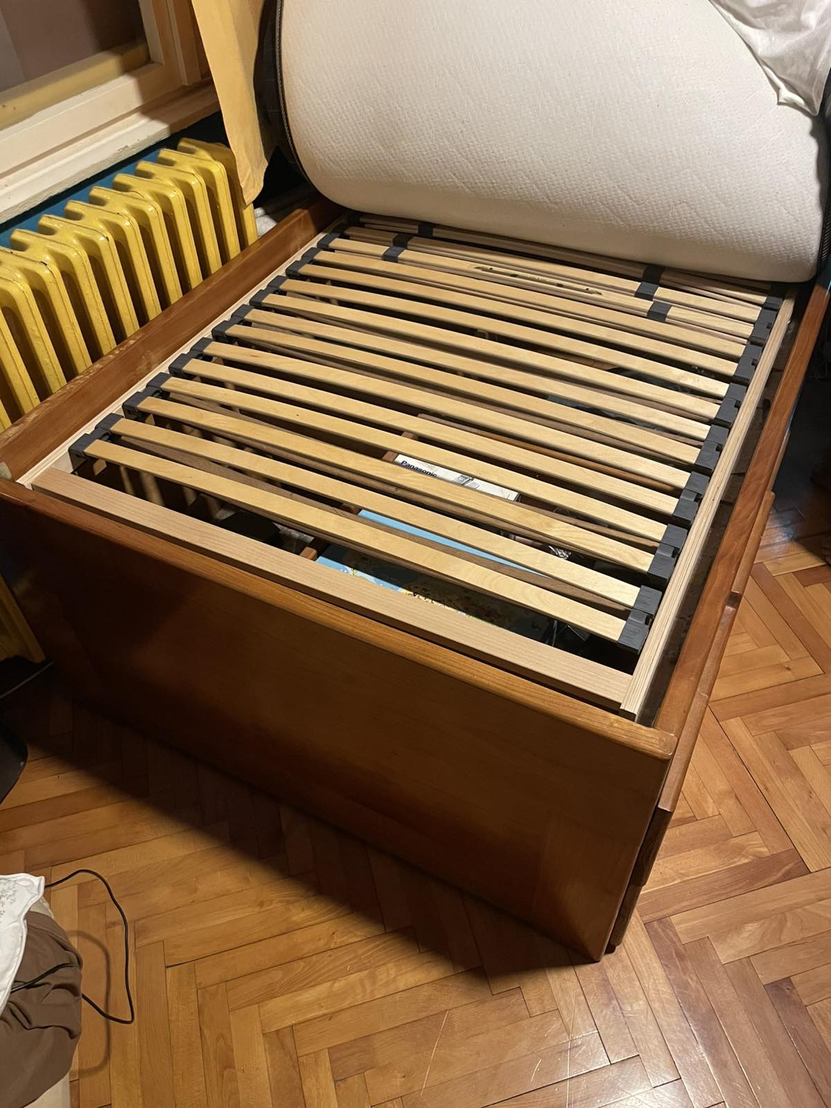 Prodajem krevet sa dusekom i radni sto. Rucni rad od punog drveta tresnje. Moguca kupovina i posebno. Cena kreveta sa dusekom je 100 eura. Cena radnog stola 50 eura. 062233560