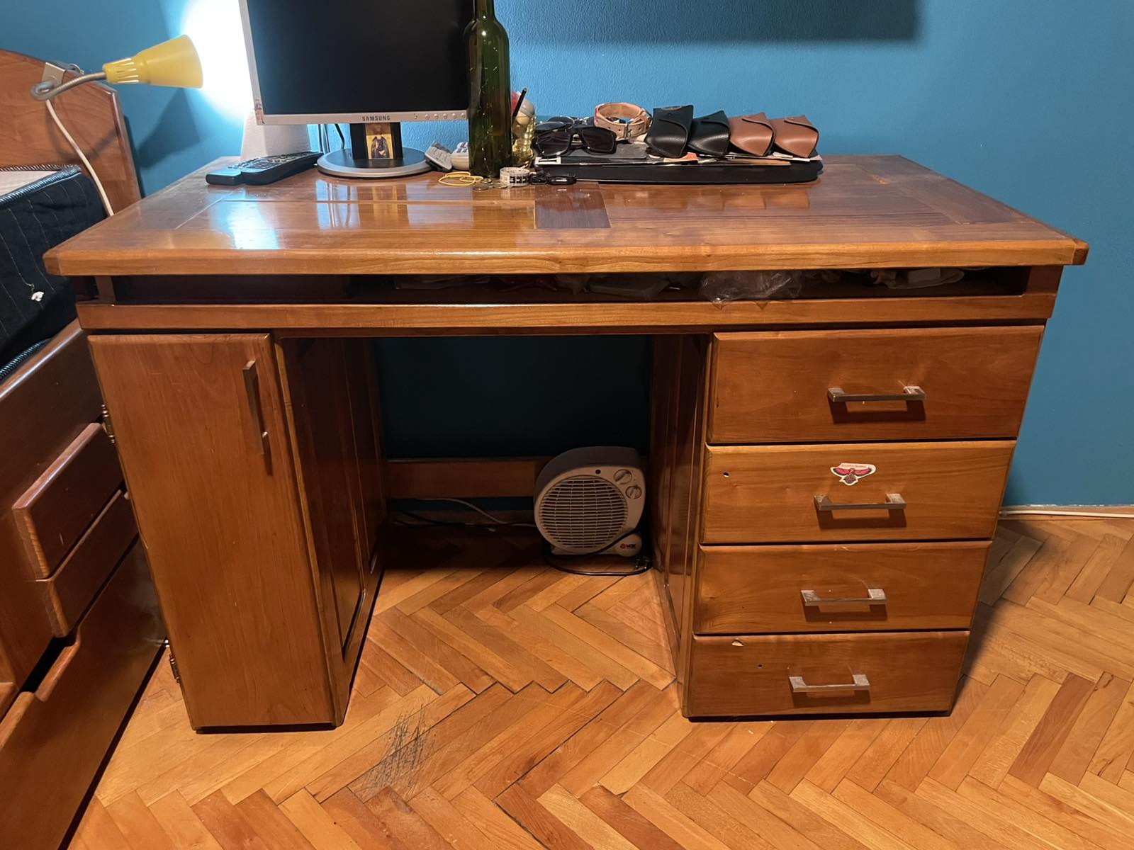 Prodajem krevet sa dusekom i radni sto. Rucni rad od punog drveta tresnje. Moguca kupovina i posebno. Cena kreveta sa dusekom je 100 eura. Cena radnog stola 50 eura. 062233560