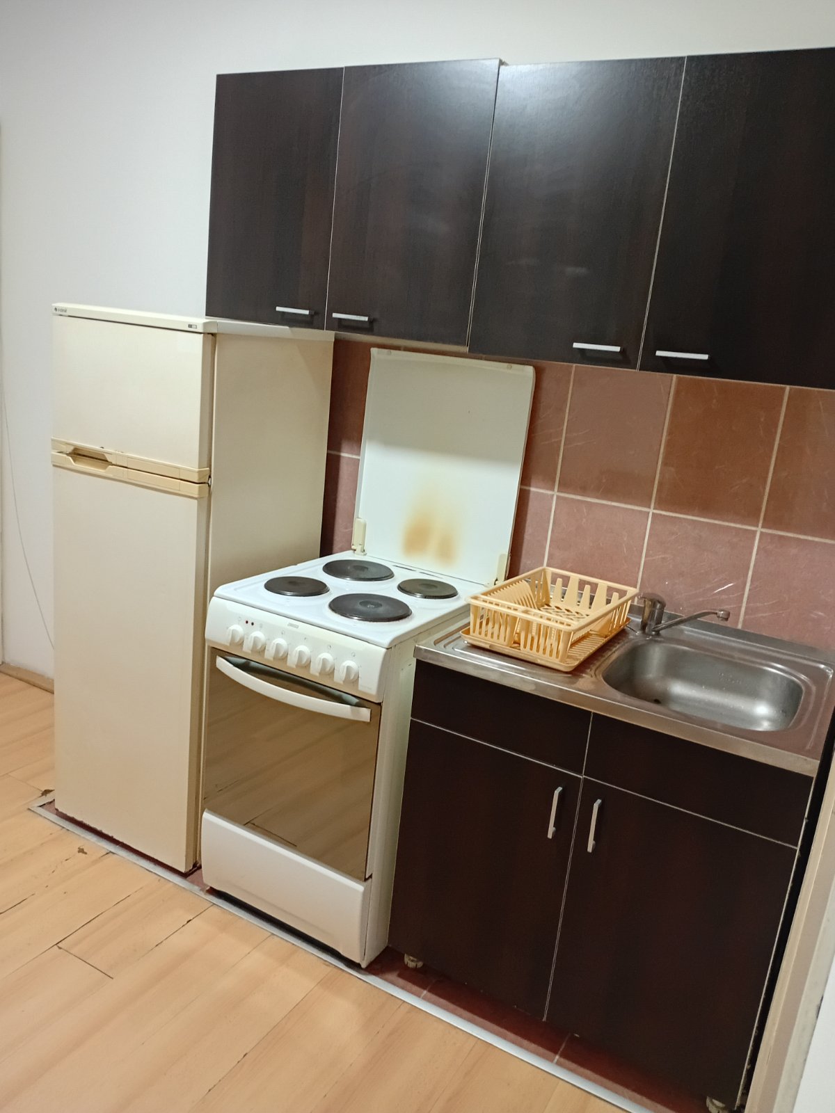 Izdajem namesten stan u zgradi kod Starog groblja, ulica Gavrila Principa. Stan poseduje dve odvojene sobe, kuhinju sa trpezarijom, kupatilo i terasu. Grejanje na struju. Cena 200 eura. Za sve informacije pozvati na broj 069 155 24 14