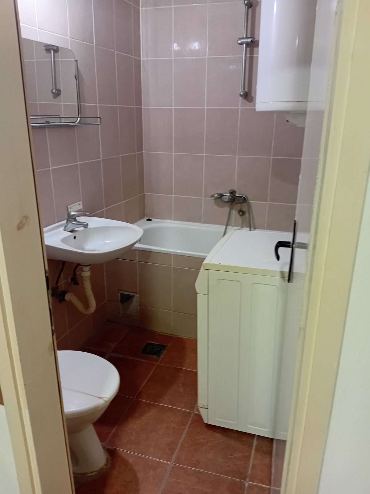 Izdajem namesten stan u zgradi kod Starog groblja, ulica Gavrila Principa. Stan poseduje dve odvojene sobe, kuhinju sa trpezarijom, kupatilo i terasu. Grejanje na struju. Cena 200 eura. Za sve informacije pozvati na broj 069 155 24 14