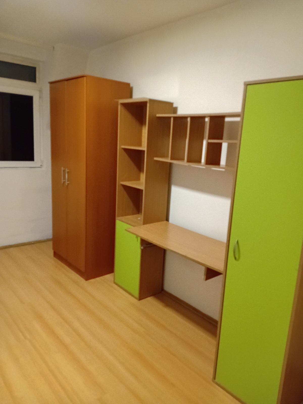 Izdajem namesten stan u zgradi kod Starog groblja, ulica Gavrila Principa. Stan poseduje dve odvojene sobe, kuhinju sa trpezarijom, kupatilo i terasu. Grejanje na struju. Cena 200 eura. Za sve informacije pozvati na broj 069 155 24 14