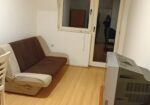 Izdajem namesten stan u zgradi kod Starog groblja, ulica Gavrila Principa. Stan poseduje dve odvojene sobe, kuhinju sa trpezarijom, kupatilo i terasu. Grejanje na struju. Cena 200 eura. Za sve informacije pozvati na broj 069 155 24 14