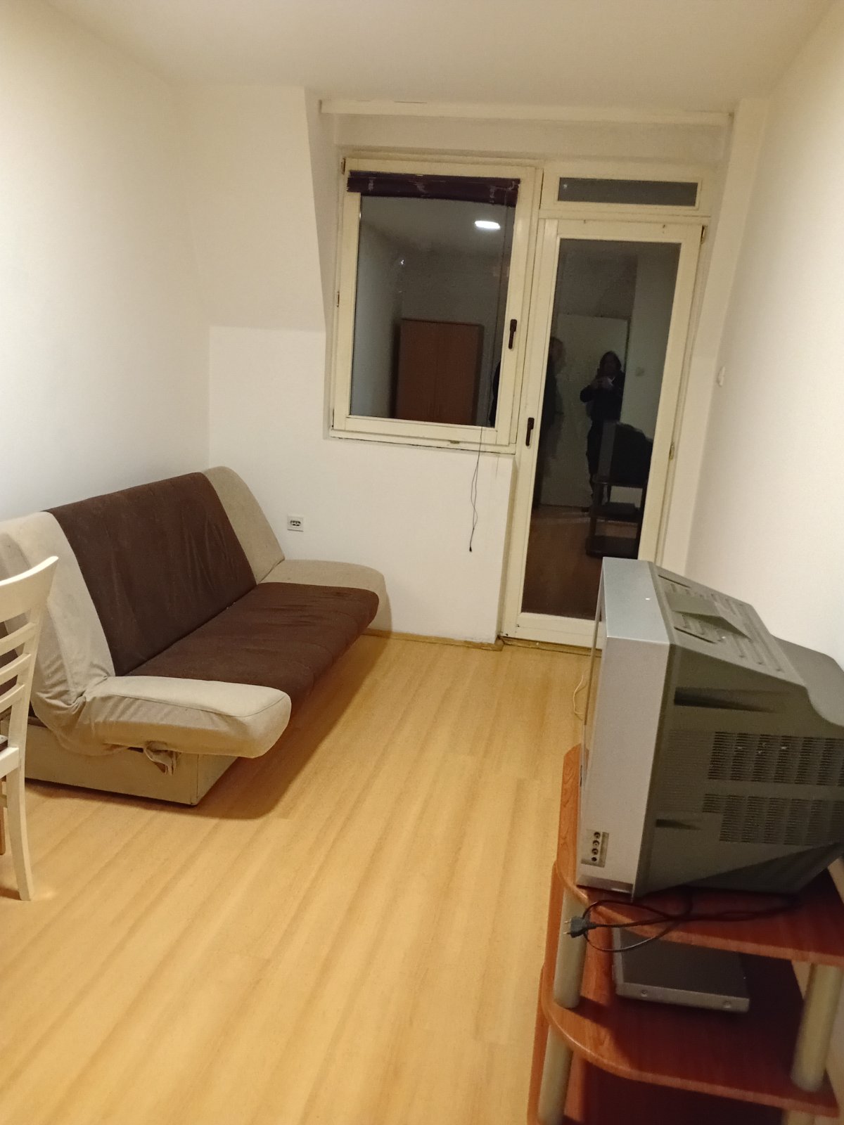 Izdajem namesten stan u zgradi kod Starog groblja, ulica Gavrila Principa. Stan poseduje dve odvojene sobe, kuhinju sa trpezarijom, kupatilo i terasu. Grejanje na struju. Cena 200 eura. Za sve informacije pozvati na broj 069 155 24 14