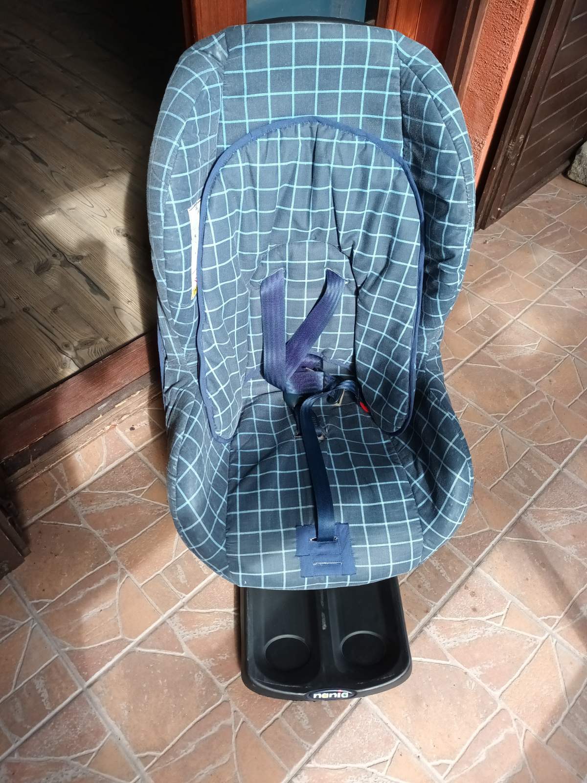 Dečije auto sedište 2do5g,očuvano,korišćeno kad je unuk u Srbiji.Redovna cena oko 25000,za ovo sa slike 8000.Tel.0631140549