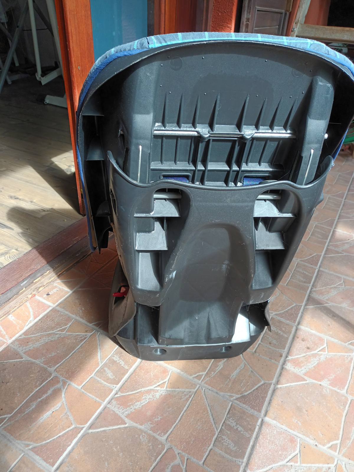 Dečije auto sedište 2do5g,očuvano,korišćeno kad je unuk u Srbiji.Redovna cena oko 25000,za ovo sa slike 8000.Tel.0631140549