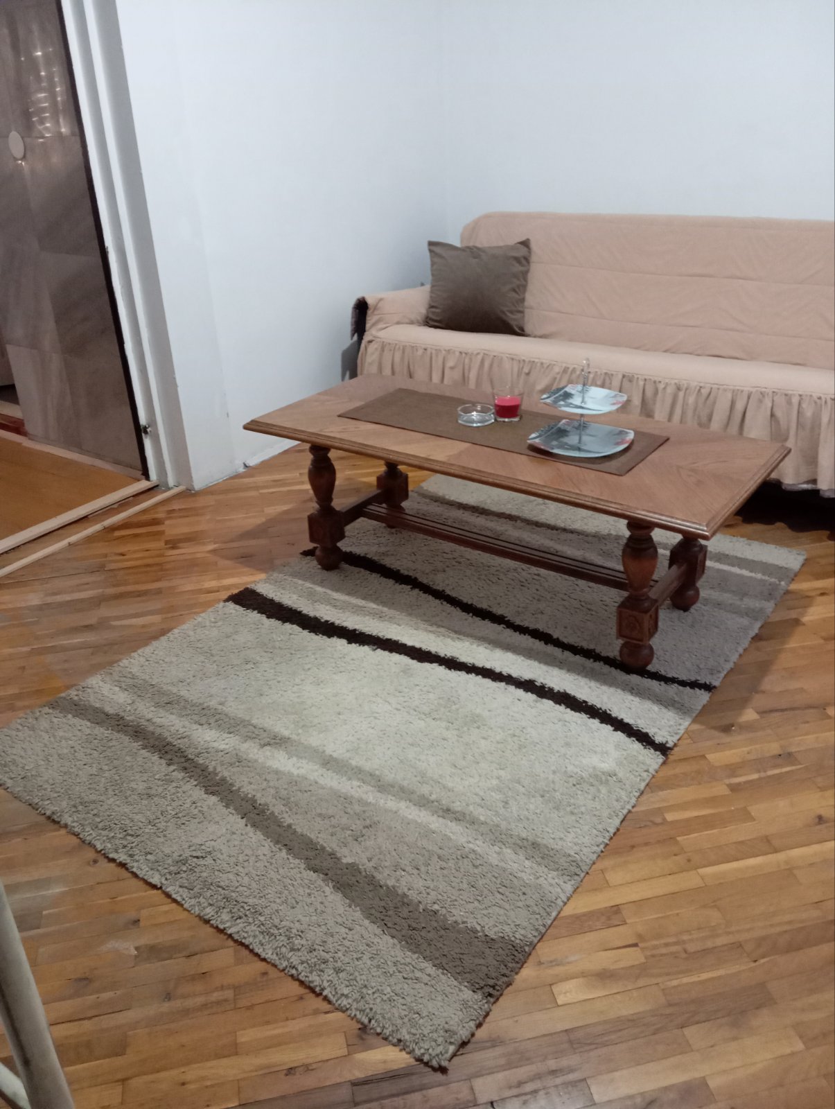 Izdajem namesten sprat u kuci u blizini osnovne skole “Njegos”