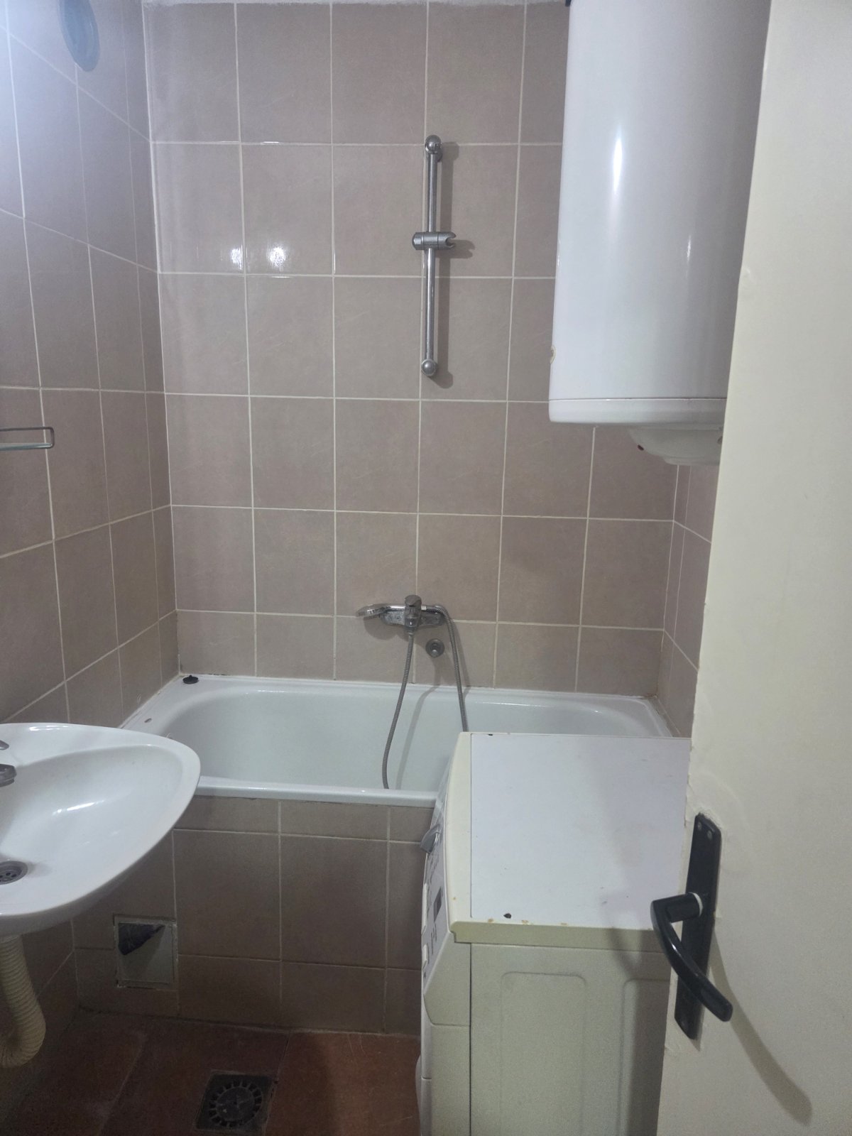 Izdajem namesten stan u zgradi kod Starog groblja