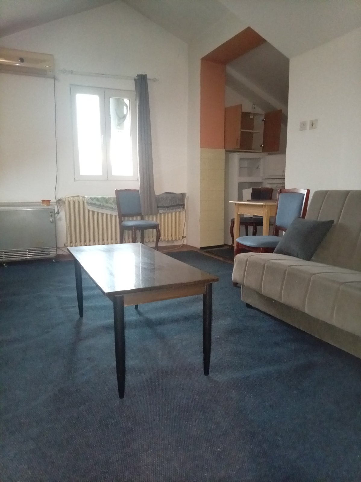 Izdajem garsonjeru na Bulevaru kod parka Svetog Save. Grejanje na struju. Potpuno namestena , klima , ves masina… Useljiva odmah. 0643043036