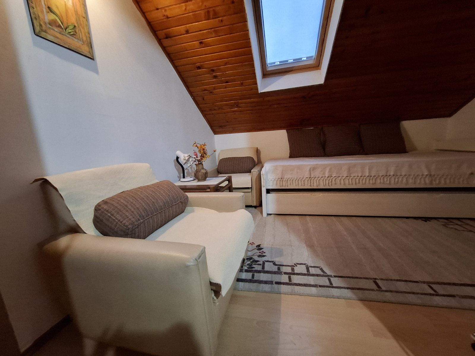 Izdajem kompletno namešten dvosoban stan u potkrovlju,kod gradske bolnice, TA, IV sprat. 230 eur. Tel.064/1850850; 0646541678