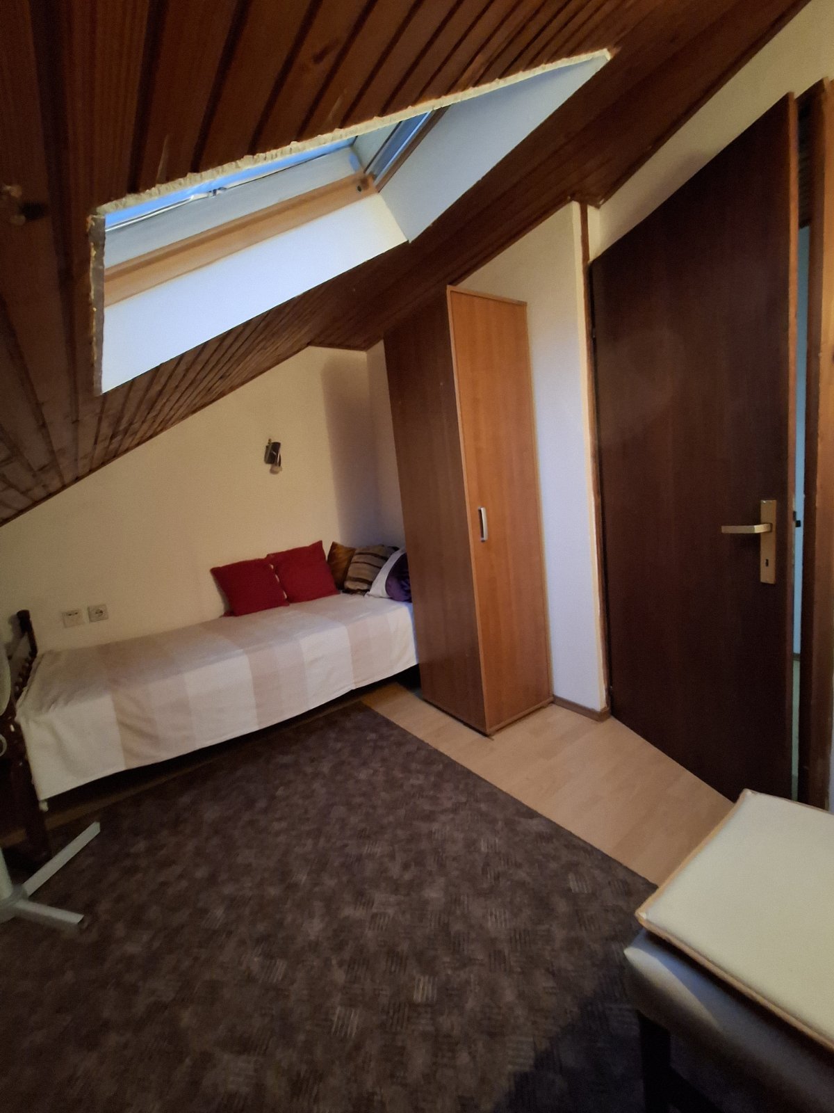 Izdajem kompletno namešten dvosoban stan u potkrovlju,kod gradske bolnice, TA, IV sprat. 230 eur. Tel.064/1850850; 0646541678