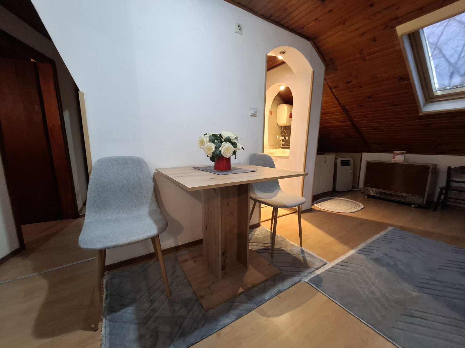 Izdajem kompletno namešten dvosoban stan u potkrovlju,kod gradske bolnice, TA, IV sprat. 230 eur. Tel.064/1850850; 0646541678