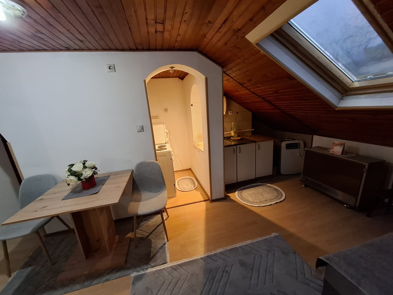 Izdajem kompletno namešten dvosoban stan u potkrovlju,kod gradske bolnice, TA, IV sprat. 230 eur. Tel.064/1850850; 0646541678