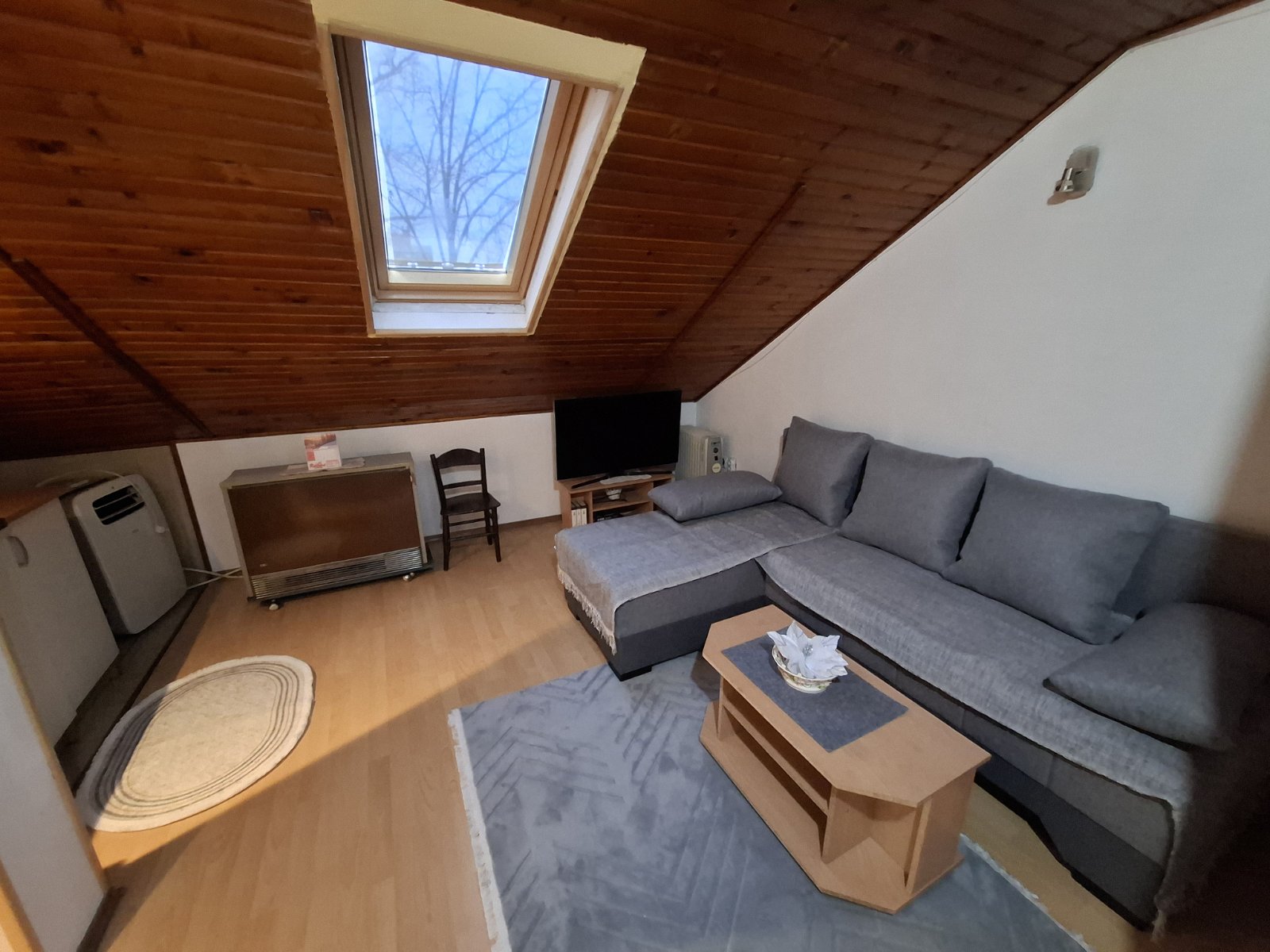 Izdajem kompletno namešten dvosoban stan u potkrovlju,kod gradske bolnice, TA, IV sprat. 230 eur. Tel.064/1850850; 0646541678