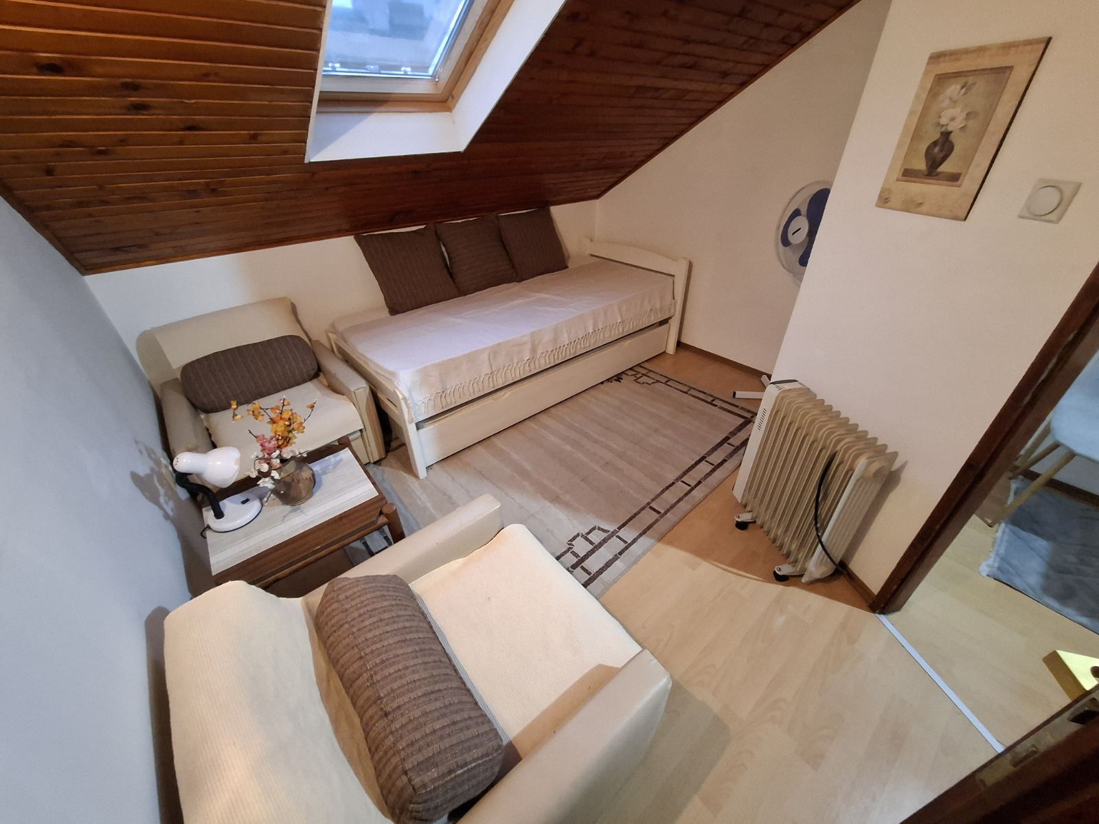 Izdajem kompletno namešten dvosoban stan u potkrovlju,kod gradske bolnice, TA, IV sprat. 230 eur. Tel.064/1850850; 0646541678