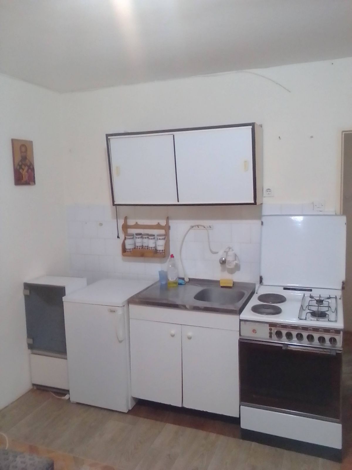 Izdajem namestenu garsonjeru u blizini TC Roda