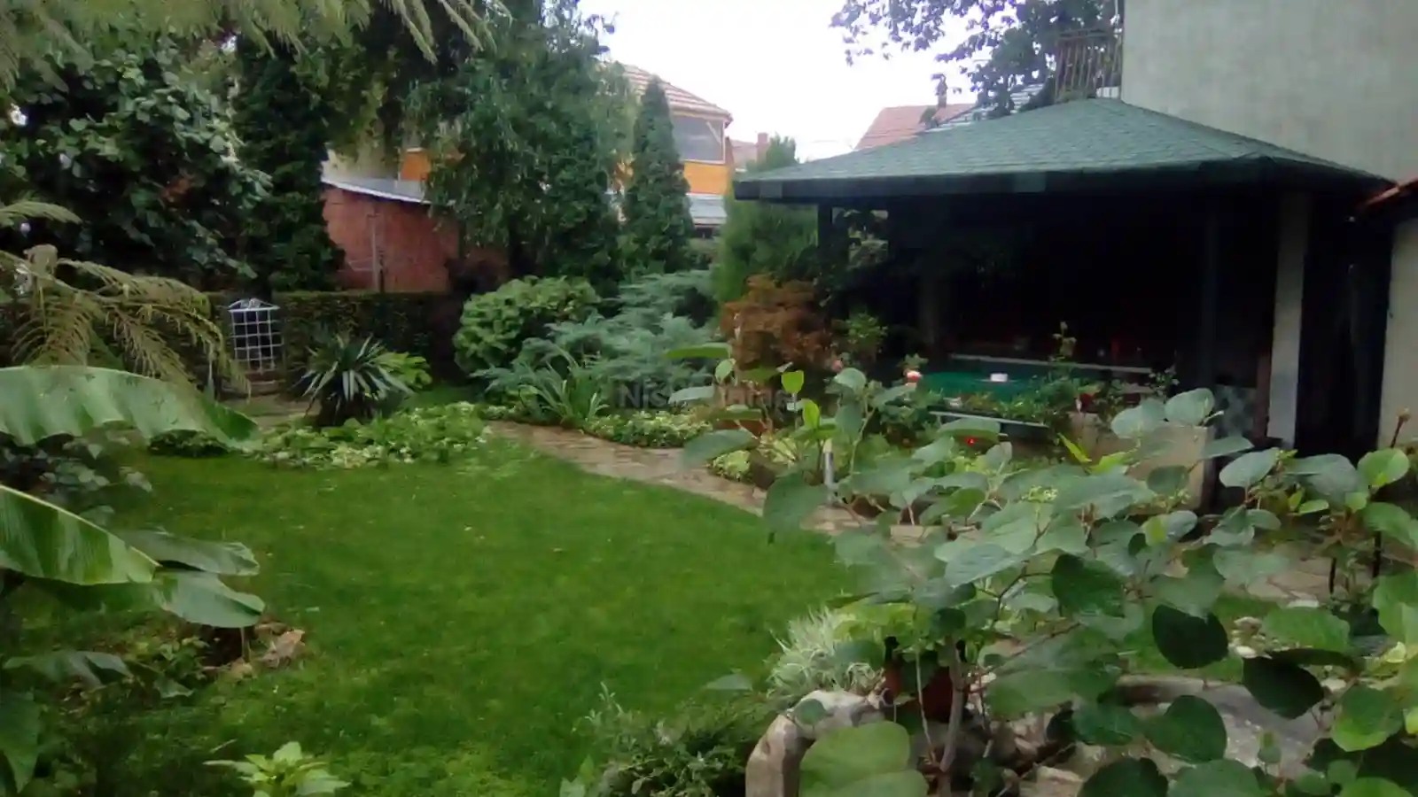 Izdajem namešten stan u prizemlju kuće u Brzom Brdu, sa parnim grejanjem. Stan je za jednu ili dve osobe. Sa svim troškovima i stanarinom – ukupna cena je 300E. Br tel. 0641735506