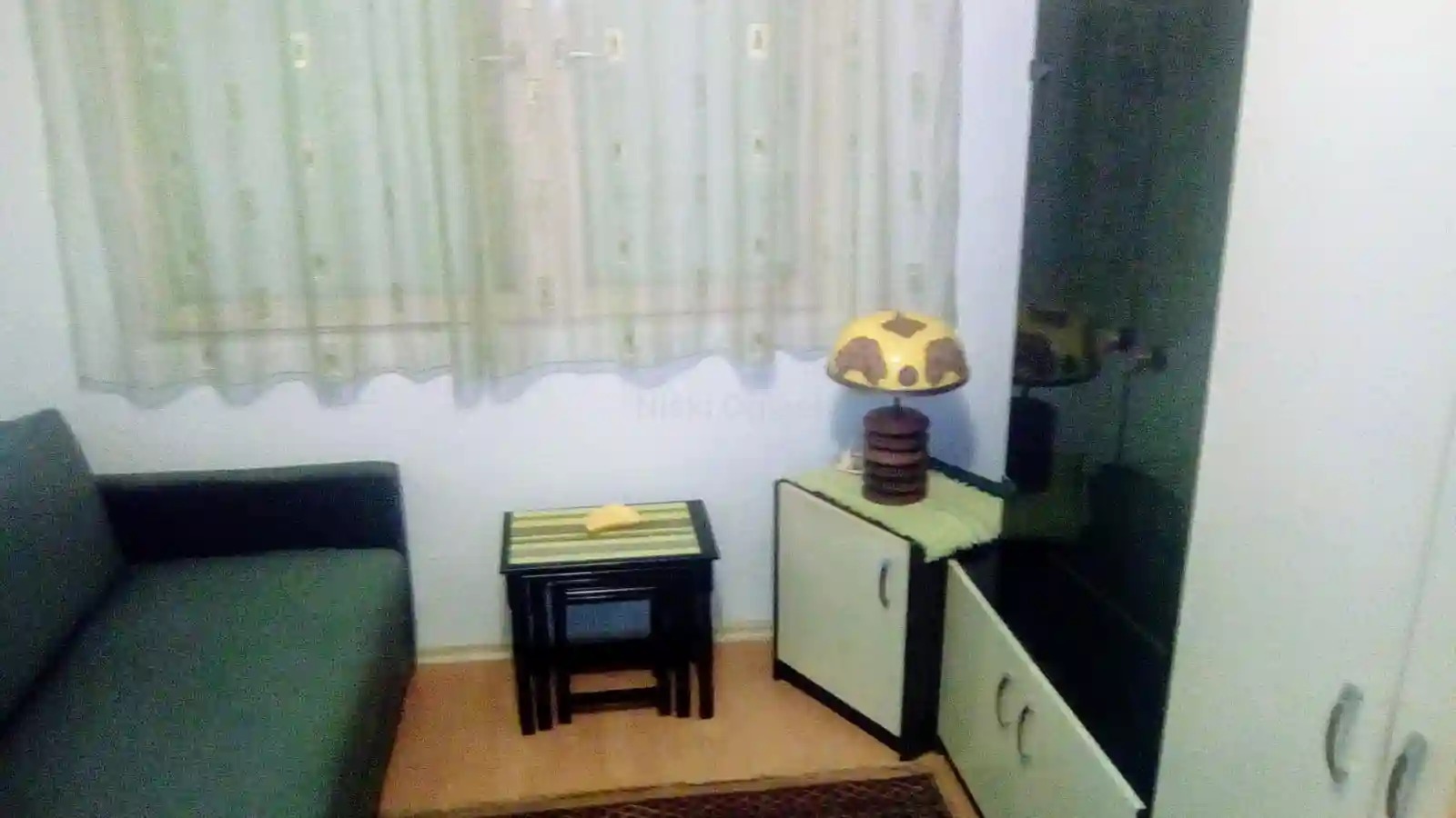 Izdajem namešten stan u prizemlju kuće u Brzom Brdu, sa parnim grejanjem. Stan je za jednu ili dve osobe. Sa svim troškovima i stanarinom – ukupna cena je 300E. Br tel. 0641735506