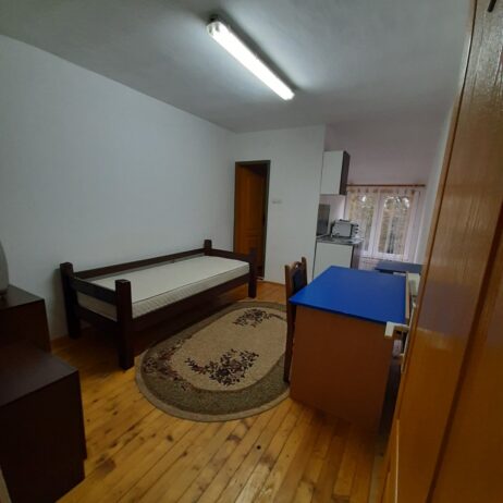 Izdajem u novoj zgradi komplet nameštene studentske apartmane na 100m od Pravnog i Ekonomskog f. CG, kupatilo, šporet, frižider, kuhinja, KTV, internet i dr. Cena 230E sa svim troškovima. 0612198305 Stefan