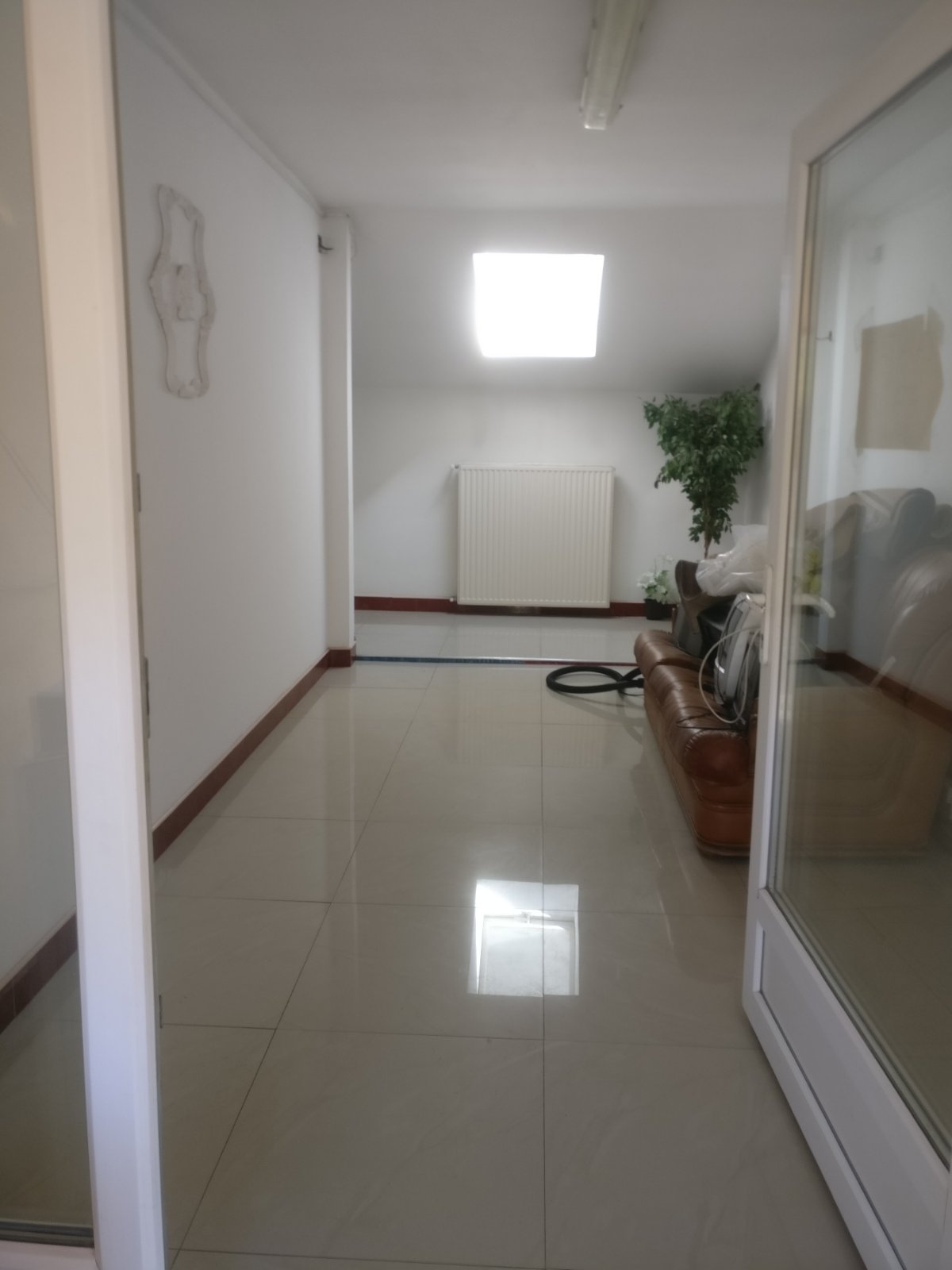 Izdajem u novoj zgradi komplet nameštene studentske apartmane na 100m od Pravnog i Ekonomskog f. CG, kupatilo, šporet, frižider, kuhinja, KTV, internet i dr. Cena 230E sa svim troškovima. 0612198305 Stefan