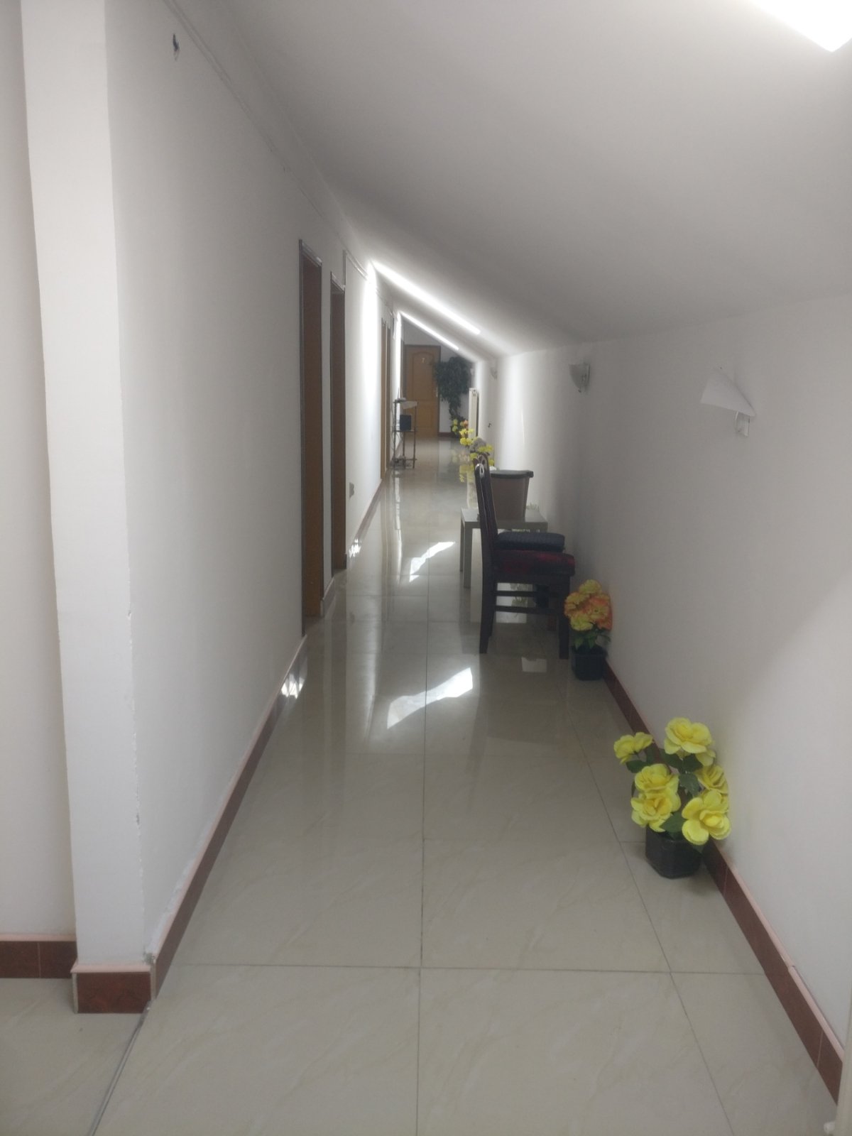 Izdajem u novoj zgradi komplet nameštene studentske apartmane na 100m od Pravnog i Ekonomskog f. CG, kupatilo, šporet, frižider, kuhinja, KTV, internet i dr. Cena 230E sa svim troškovima. 0612198305 Stefan