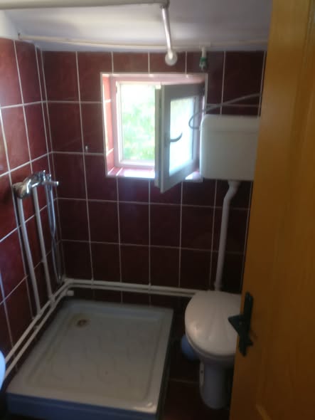 Izdajem u novoj zgradi komplet nameštene studentske apartmane na 100m od Pravnog i Ekonomskog f. CG, kupatilo, šporet, frižider, kuhinja, KTV, internet i dr. Cena 230E sa svim troškovima. 0612198305 Stefan