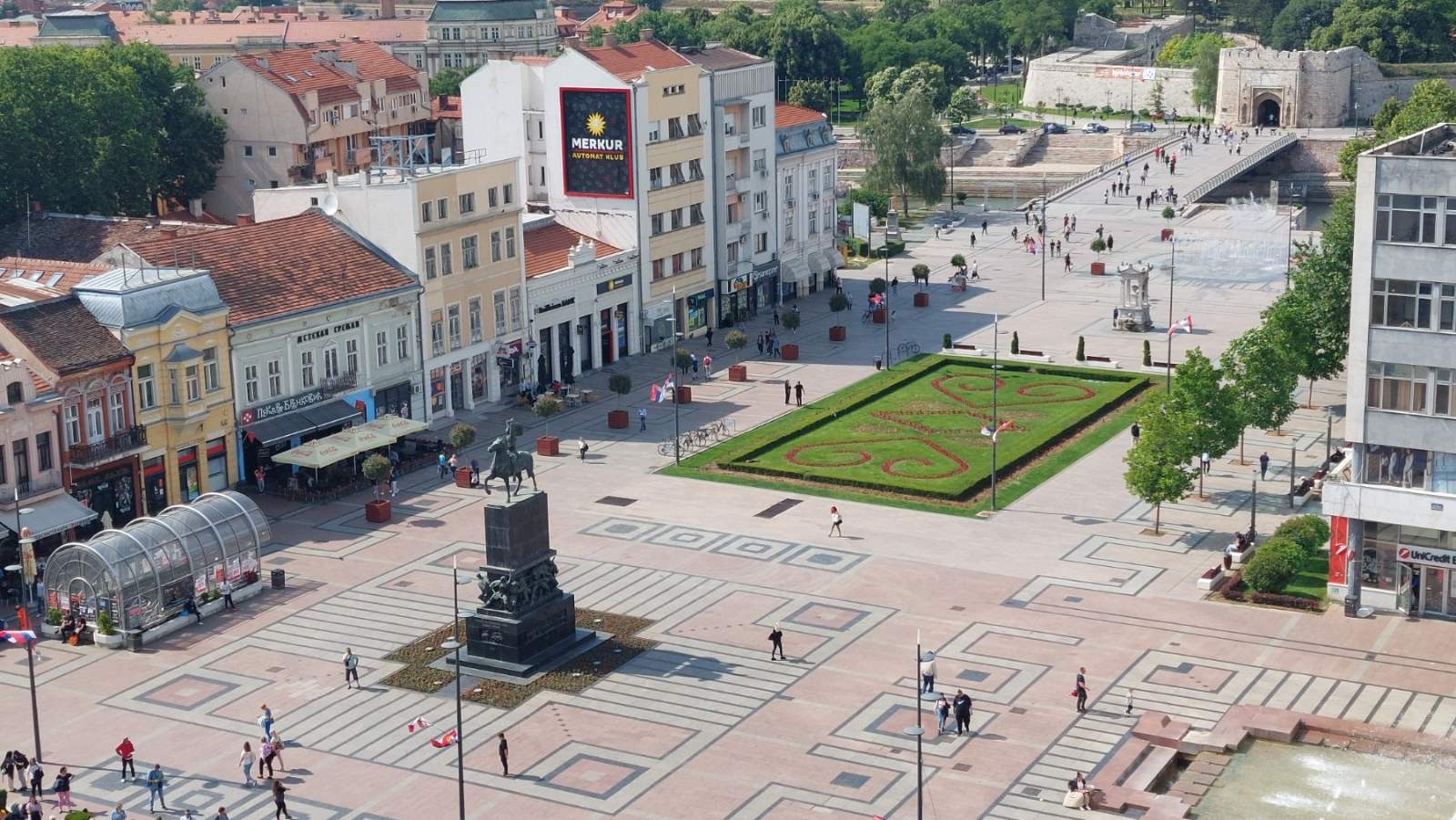 Izdajem polunamešten stan u Voždovoj ulici uz mogućnost ubacivanja dodatnog nameštaja. CG, Lift, klima, parking mesto. Telefon 063424117