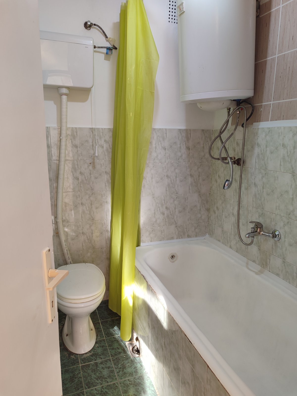 Izdajem polunamešten stan u Voždovoj ulici uz mogućnost ubacivanja dodatnog nameštaja. CG, Lift, klima, parking mesto. Telefon 063424117