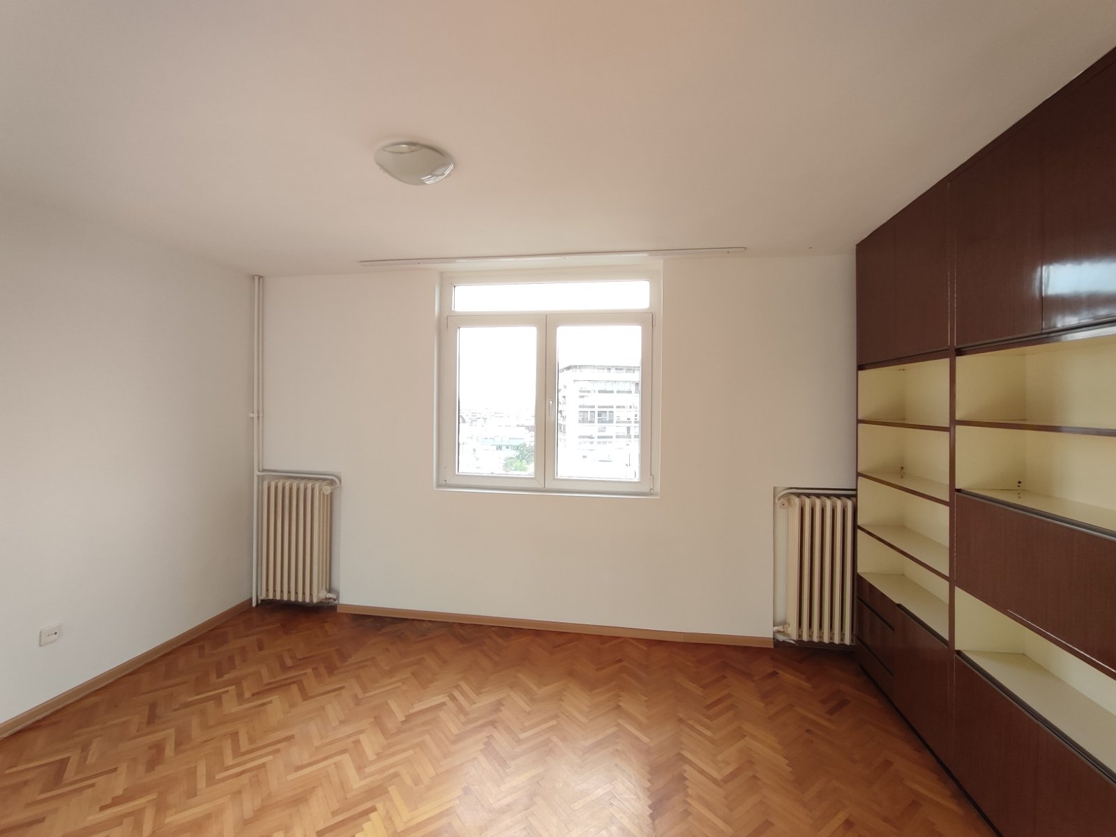 Izdajem polunamešten stan u Voždovoj ulici uz mogućnost ubacivanja dodatnog nameštaja. CG, Lift, klima, parking mesto. Telefon 063424117