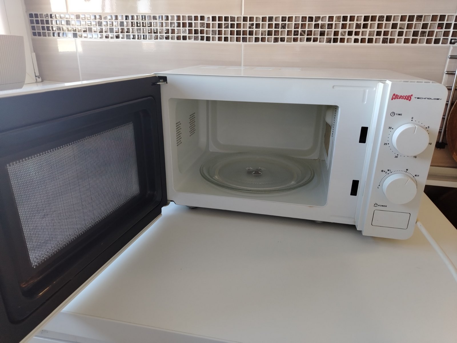 Prodajem mikrotalasnu pec malo korišćena 4000 din 0611727189