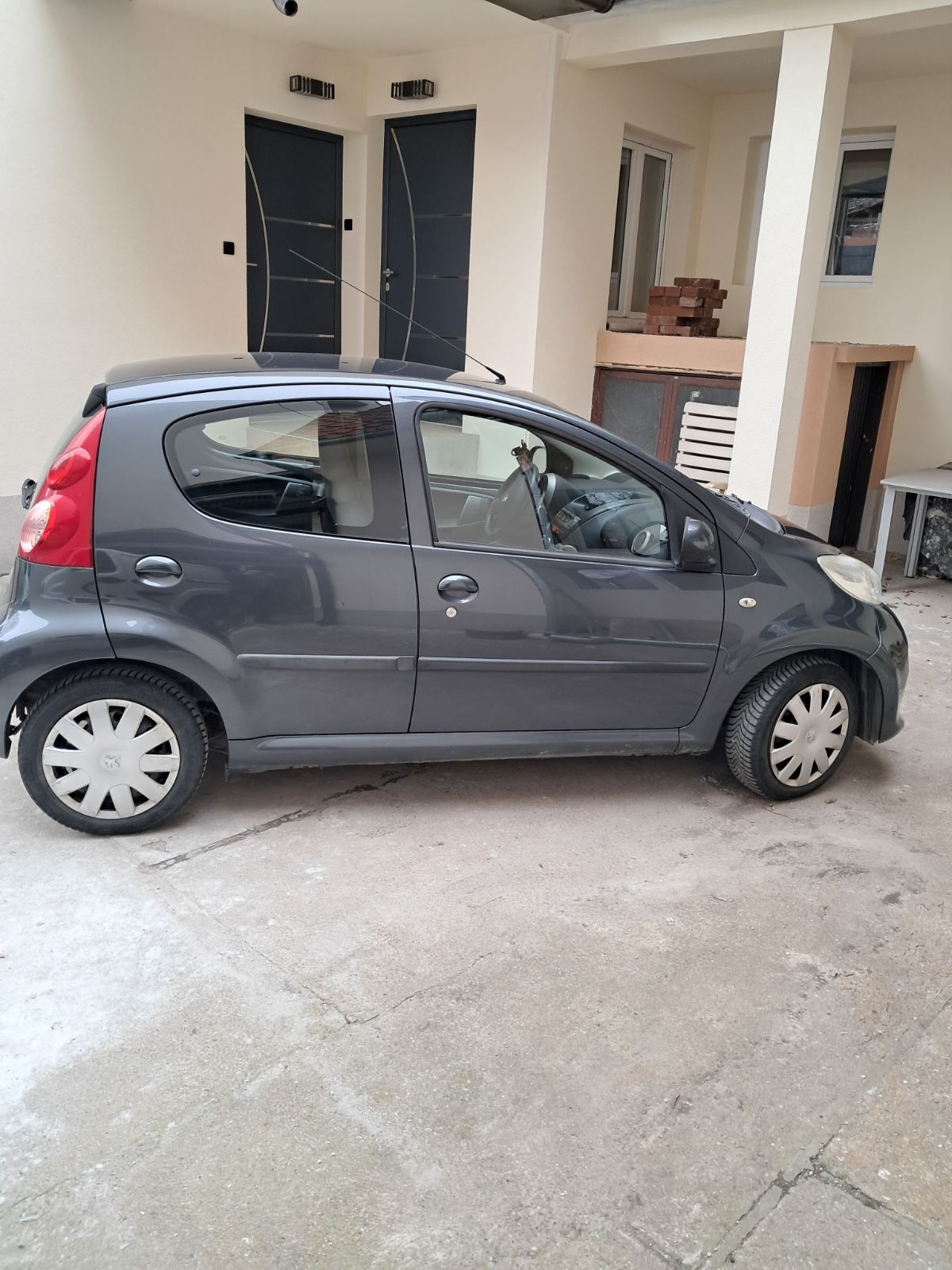 PRODAJEM PEZO 107 BENZINAC