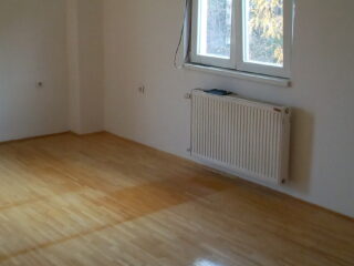 Dnevna-soba-pogled-iz-kuhinje