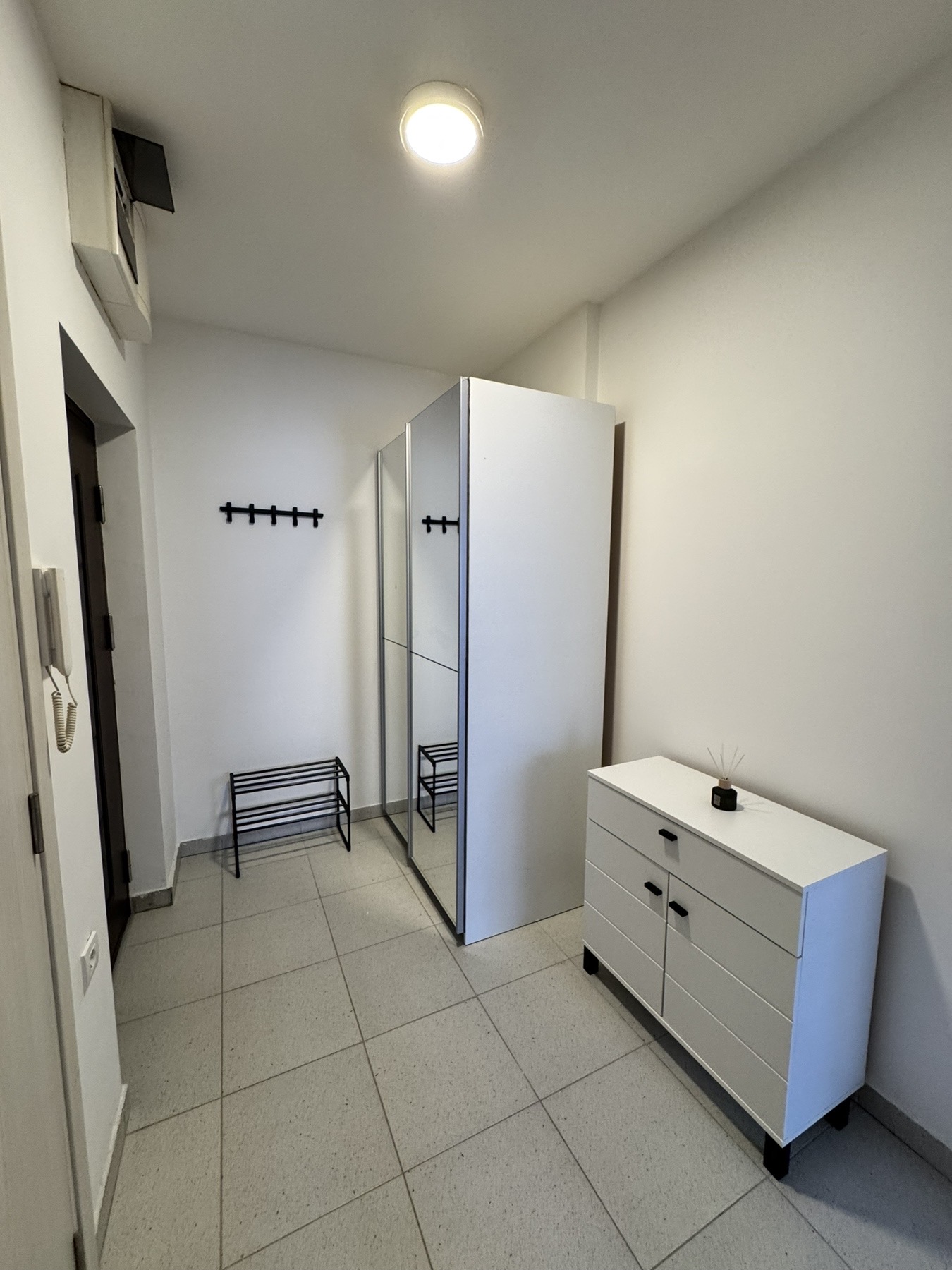 Izdajem namešten stan na Panteleju