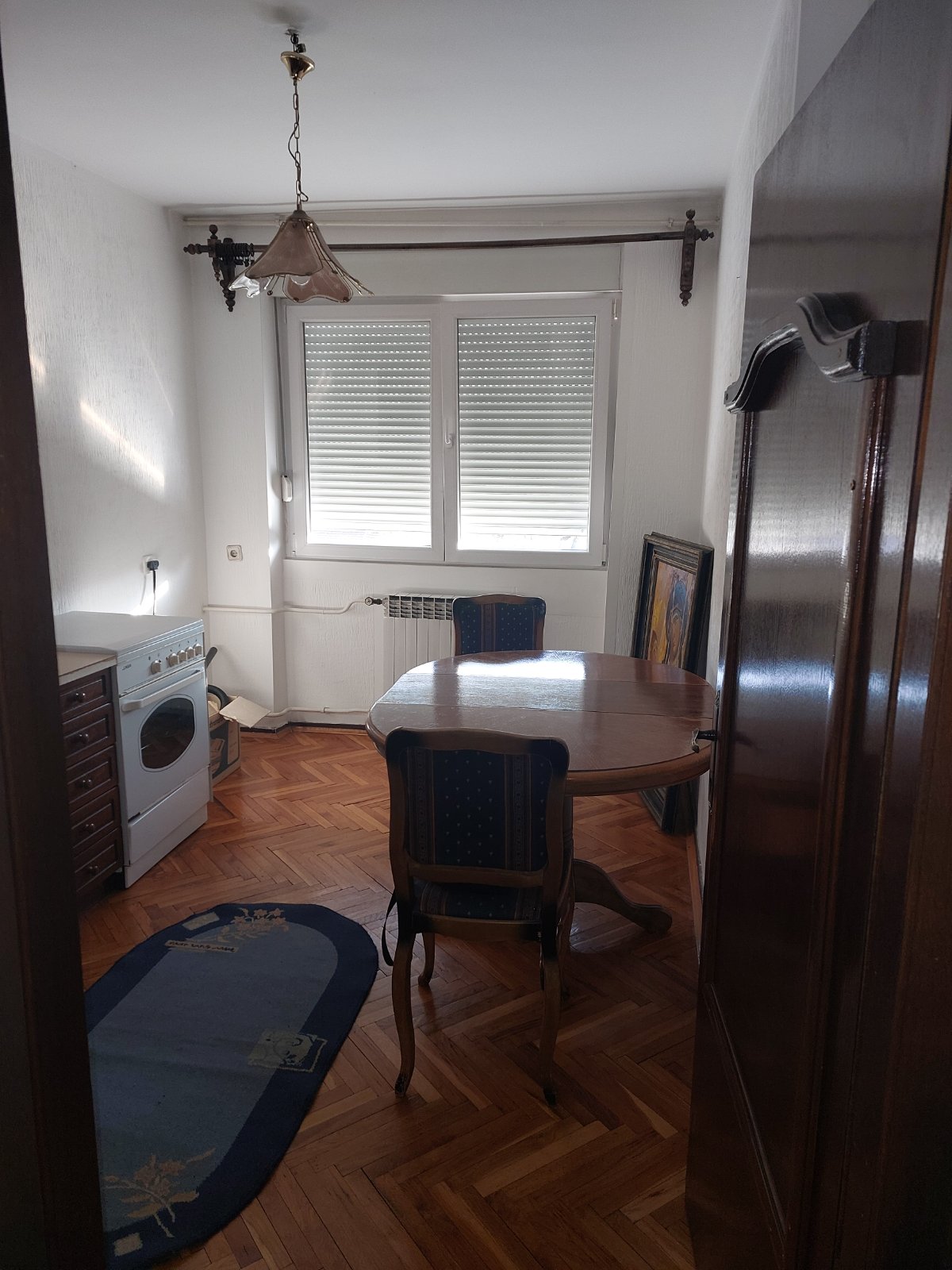 Dvosoban stan sa centralnim grejanjem, 50m² pored medicinskog fakulteta, namesten i odmah useljiv. Ul Dragise Cvetkovica 66 0600588577