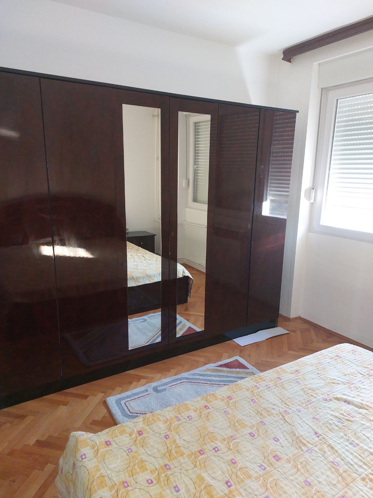 Dvosoban stan sa centralnim grejanjem, 50m² pored medicinskog fakulteta, namesten i odmah useljiv. Ul Dragise Cvetkovica 66 0600588577