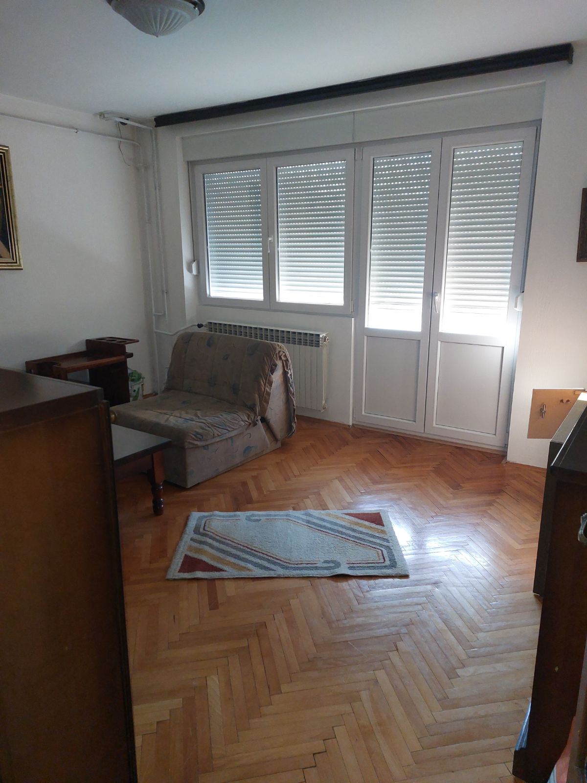 Dvosoban stan sa centralnim grejanjem, 50m² pored medicinskog fakulteta, namesten i odmah useljiv. Ul Dragise Cvetkovica 66 0600588577