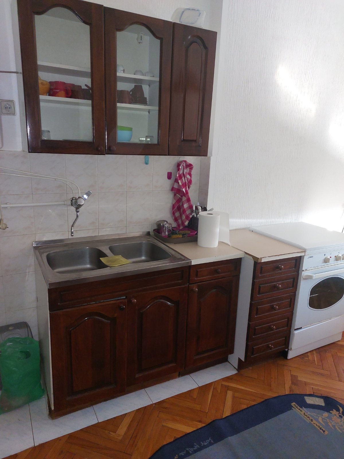 Dvosoban stan sa centralnim grejanjem, 50m² pored medicinskog fakulteta, namesten i odmah useljiv. Ul Dragise Cvetkovica 66 0600588577