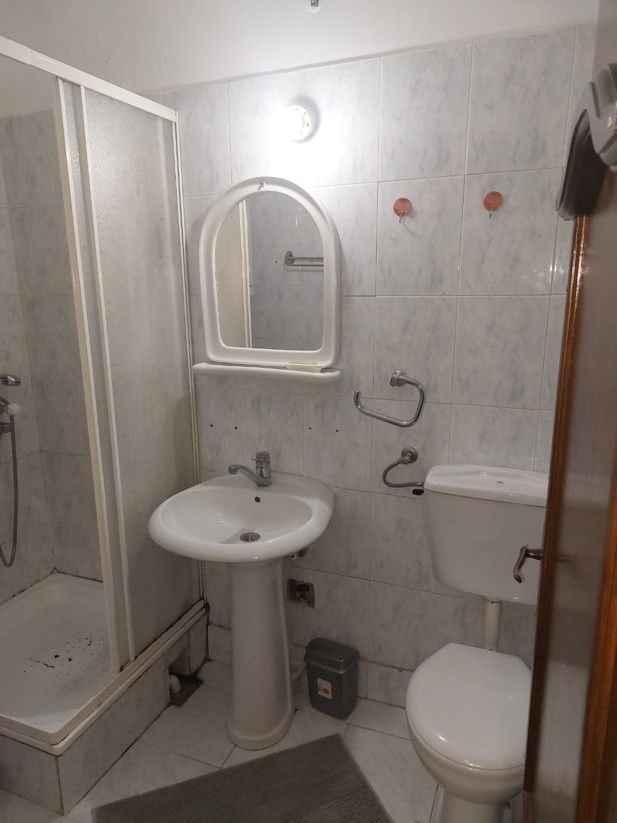 Dvosoban stan sa centralnim grejanjem, 50m² pored medicinskog fakulteta, namesten i odmah useljiv. Ul Dragise Cvetkovica 66 0600588577