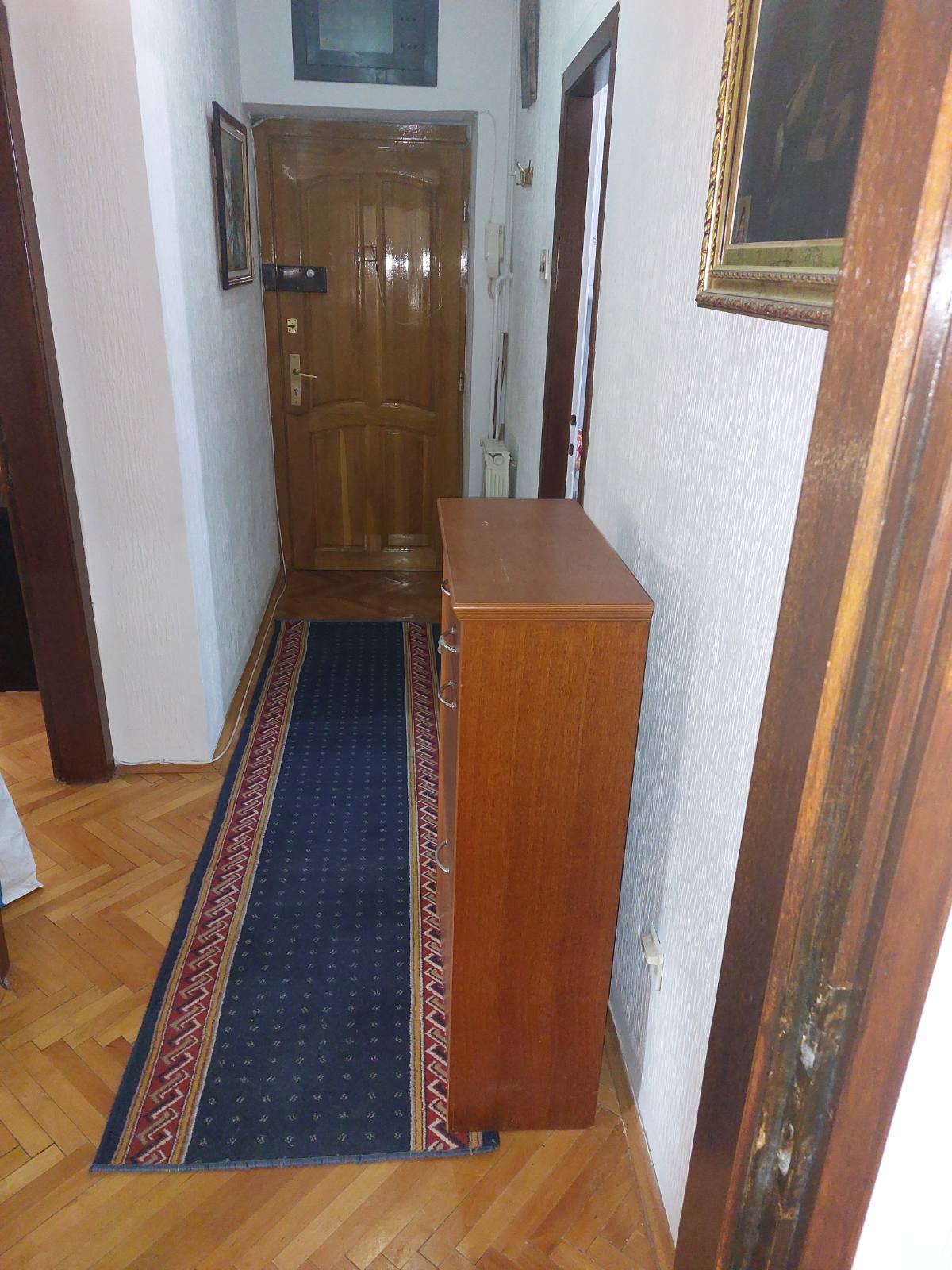 Dvosoban stan sa centralnim grejanjem, 50m² pored medicinskog fakulteta, namesten i odmah useljiv. Ul Dragise Cvetkovica 66 0600588577