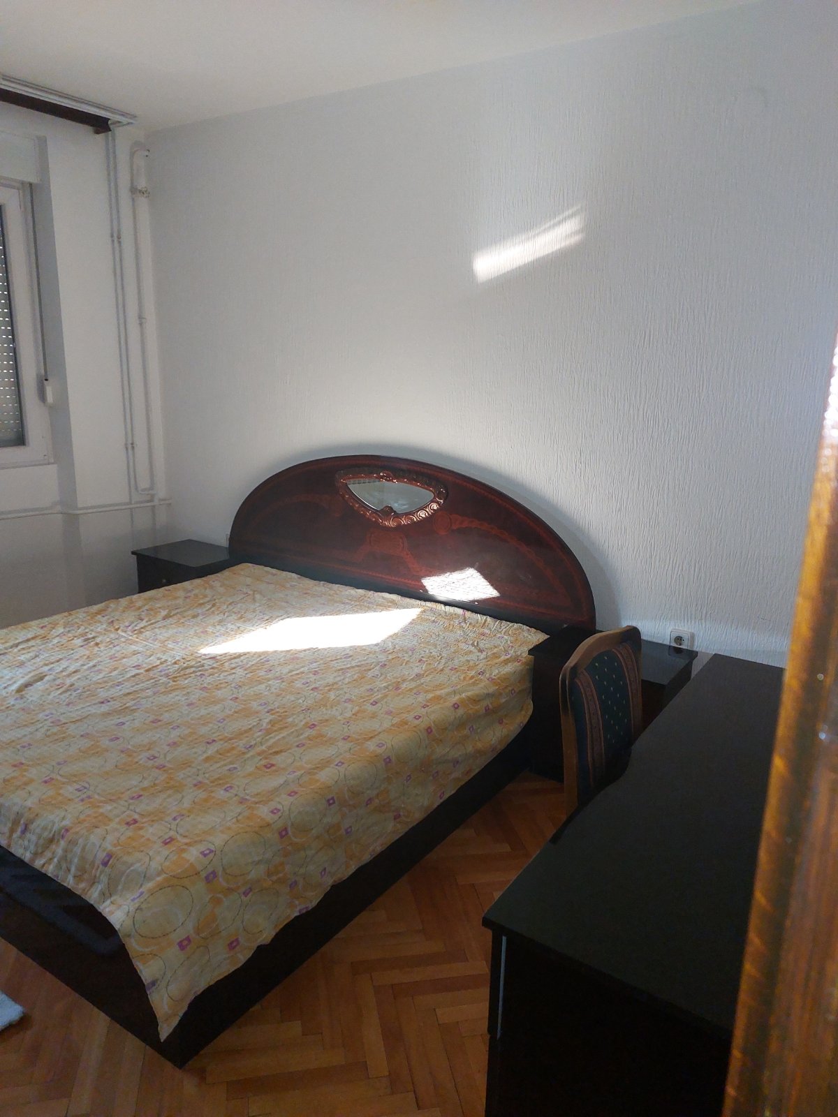 Dvosoban stan sa centralnim grejanjem, 50m² pored medicinskog fakulteta, namesten i odmah useljiv. Ul Dragise Cvetkovica 66 0600588577