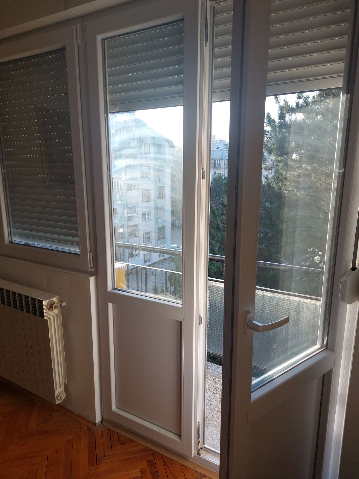 Dvosoban stan sa centralnim grejanjem, 50m² pored medicinskog fakulteta, namesten i odmah useljiv. Ul Dragise Cvetkovica 66 0600588577