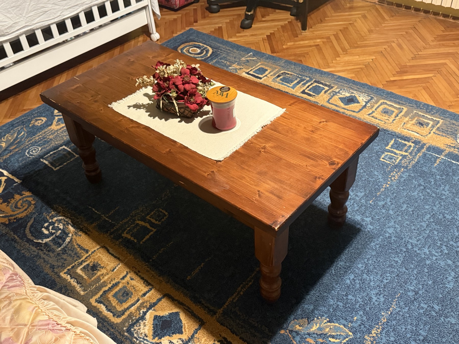 Trosed dve fotelje i stočić – puno drvo