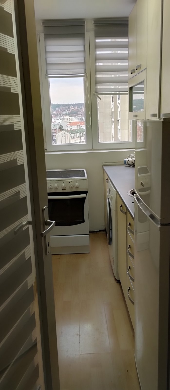 Izdajem namesten dvosoban stan na Bulevaru Nemanjica preko puta Maxija. 0642924660 Nina