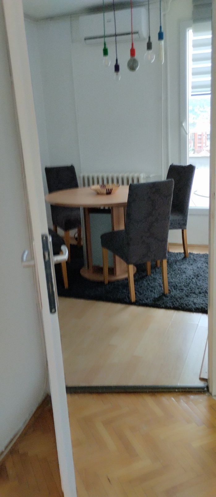 Izdajem namesten dvosoban stan na Bulevaru Nemanjica preko puta Maxija. 0642924660 Nina