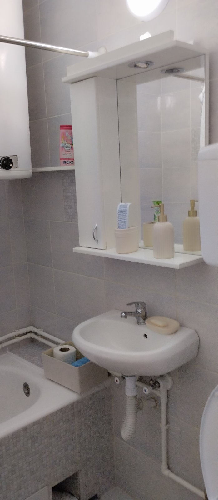 Izdajem namesten dvosoban stan na Bulevaru Nemanjica preko puta Maxija. 0642924660 Nina