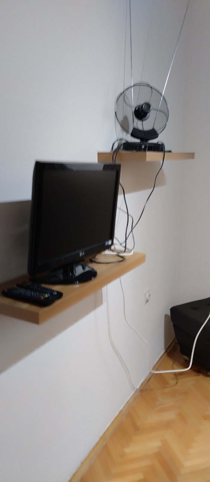 Izdajem namesten dvosoban stan na Bulevaru Nemanjica preko puta Maxija. 0642924660 Nina