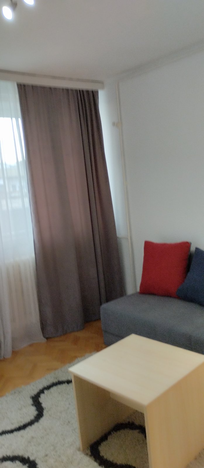 Izdajem namesten dvosoban stan na Bulevaru Nemanjica preko puta Maxija. 0642924660 Nina