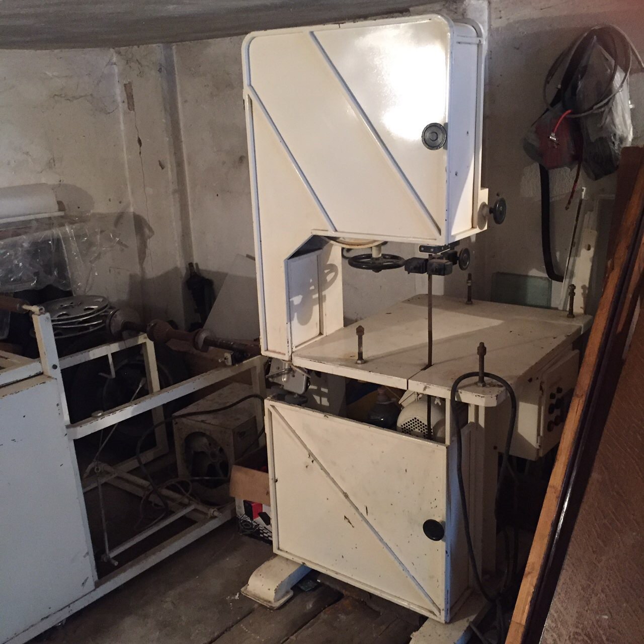 Prodajem Automatsku liniju za pravljenje Salveta u vise dimenzija.cena po dogovoru. Moze zamena za auto. 063420608