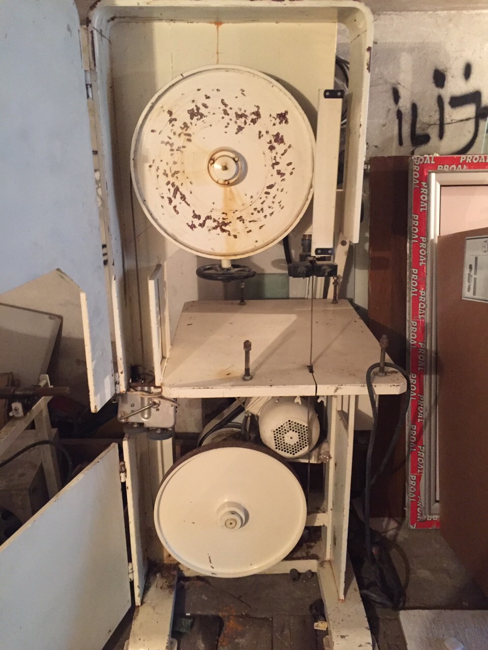 Prodajem Automatsku liniju za pravljenje Salveta u vise dimenzija.cena po dogovoru. Moze zamena za auto. 063420608