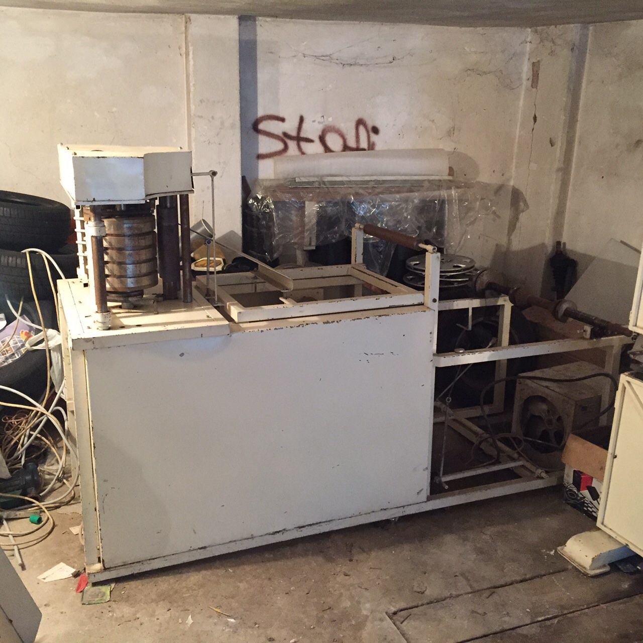 Prodajem Automatsku liniju za pravljenje Salveta u vise dimenzija.cena po dogovoru. Moze zamena za auto. 063420608