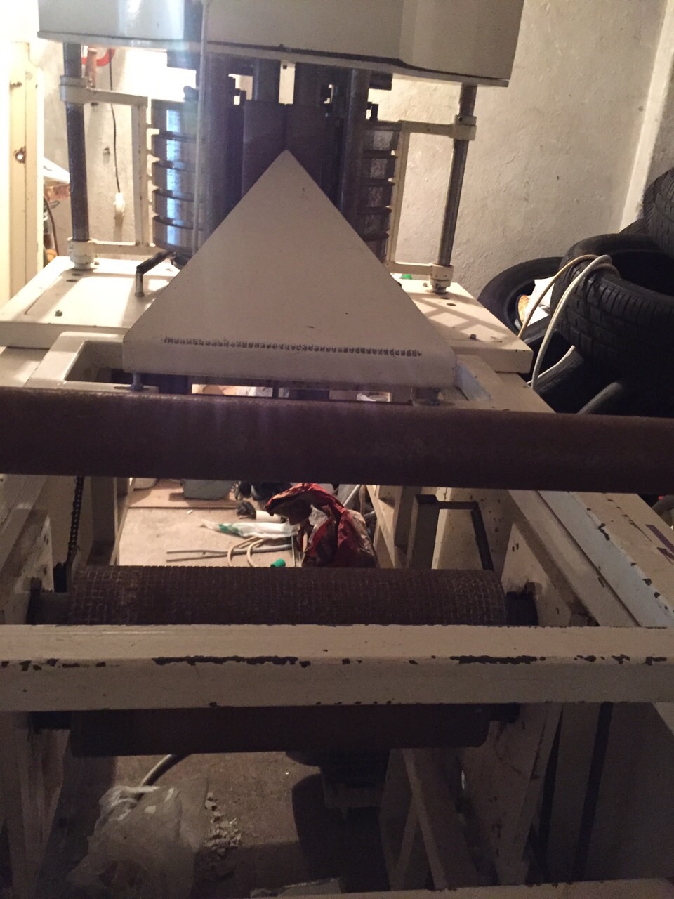 Prodajem Automatsku liniju za pravljenje Salveta u vise dimenzija.cena po dogovoru. Moze zamena za auto. 063420608